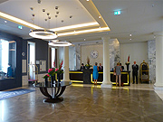Die prunkvolle Lobby - mit weißem und schwarzem Marmor (©Foto: Anke Sieker)